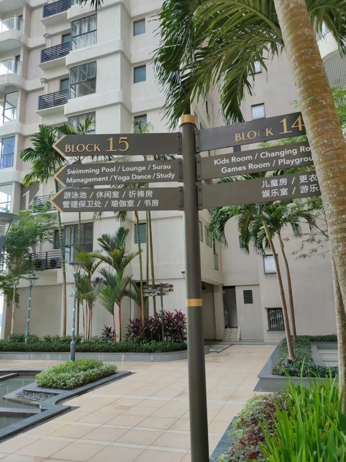 2 Seaview Balcony@danga Bay Apartment