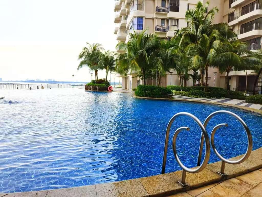 2 Seaview Balcony@danga Bay